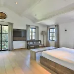 Vyylla Private 4*